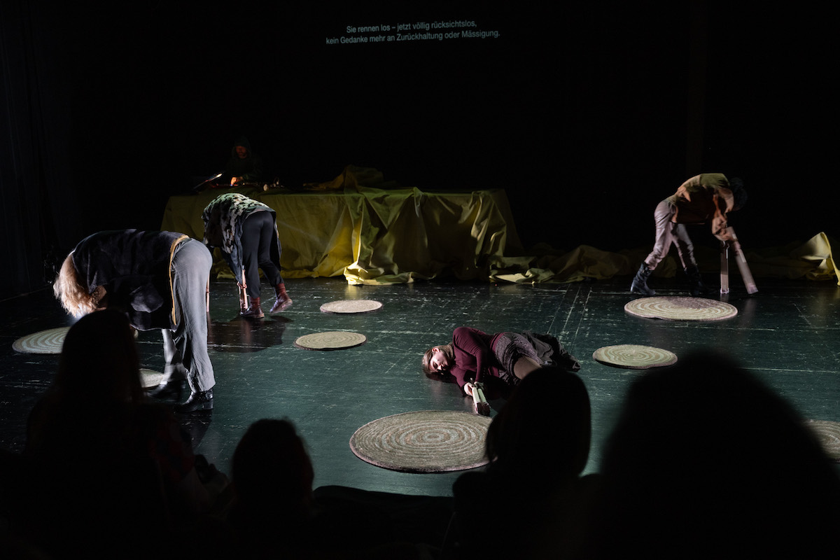 Wood, Wood, Wood. Nothing’s ever good – Münchner Kammerspiele – Schichten von Geschichte spüren Christiane Huber und ihr Team im Białowieża-Urwald an der polnischen Grenze auf